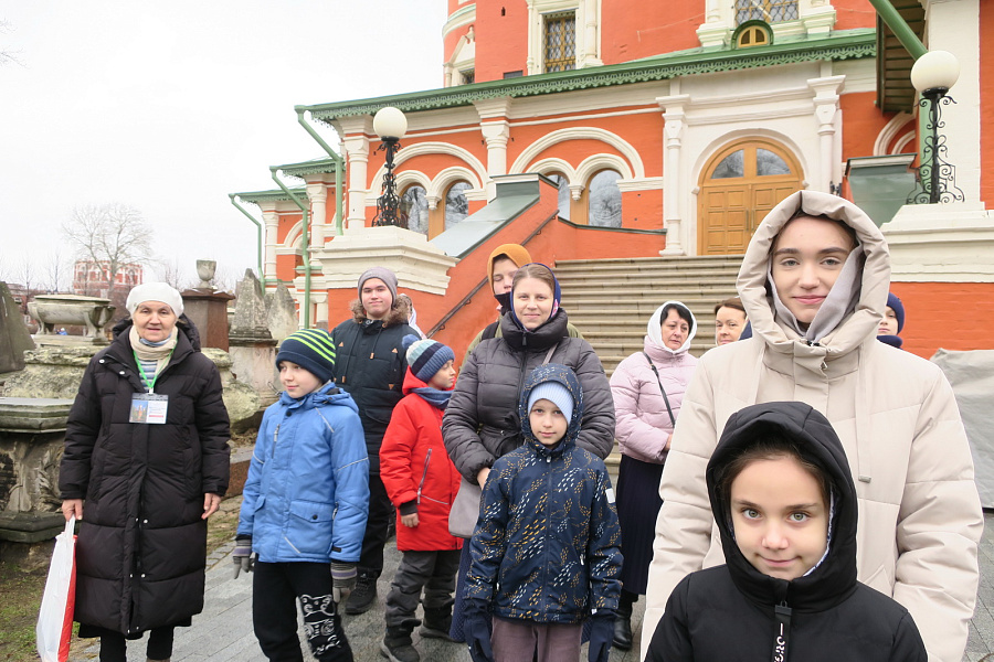 Паломники из Пирогово в Донском монастыре г. Москвы